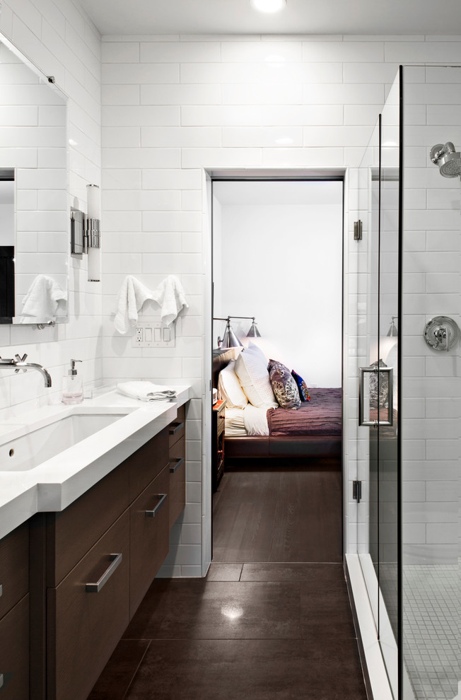 Bild på ett litet funkis en-suite badrum, med släta luckor, skåp i mörkt trä, vit kakel, vita väggar och ett undermonterad handfat