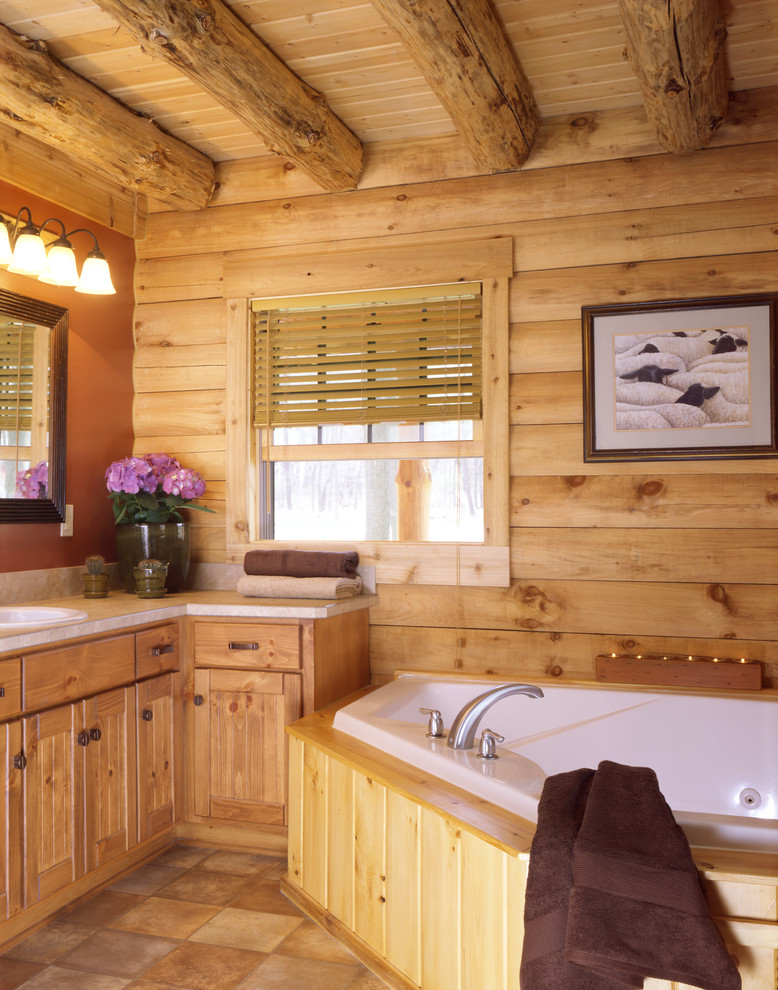 Rustikales Badezimmer En Suite mit Schrankfronten im Shaker-Stil, hellbraunen Holzschränken, Eckbadewanne und Unterbauwaschbecken in Kolumbus