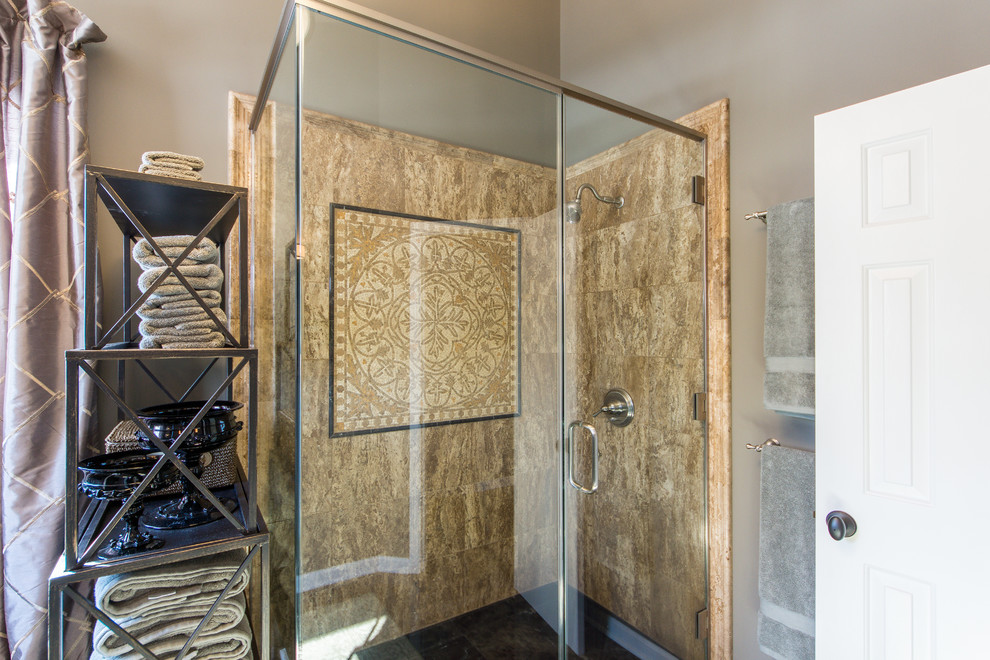 Foto di una stanza da bagno tradizionale di medie dimensioni con lavabo sottopiano, ante con bugna sagomata, ante nere, top in granito, piastrelle marroni, pareti grigie e pavimento in marmo