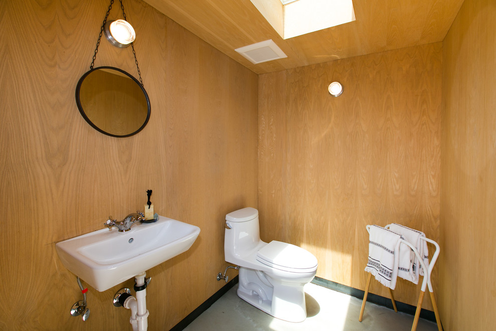 ロサンゼルスにあるコンテンポラリースタイルのおしゃれな浴室 (茶色い壁、コンクリートの床、壁付け型シンク、グレーの床) の写真