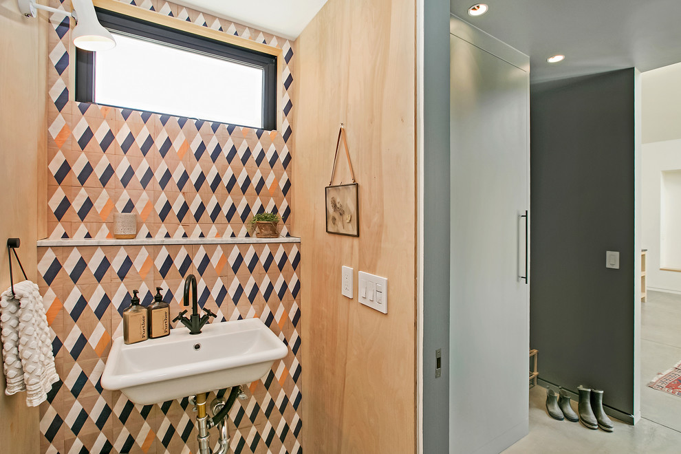 Ejemplo de cuarto de baño de estilo de casa de campo con suelo de cemento, lavabo suspendido y suelo gris