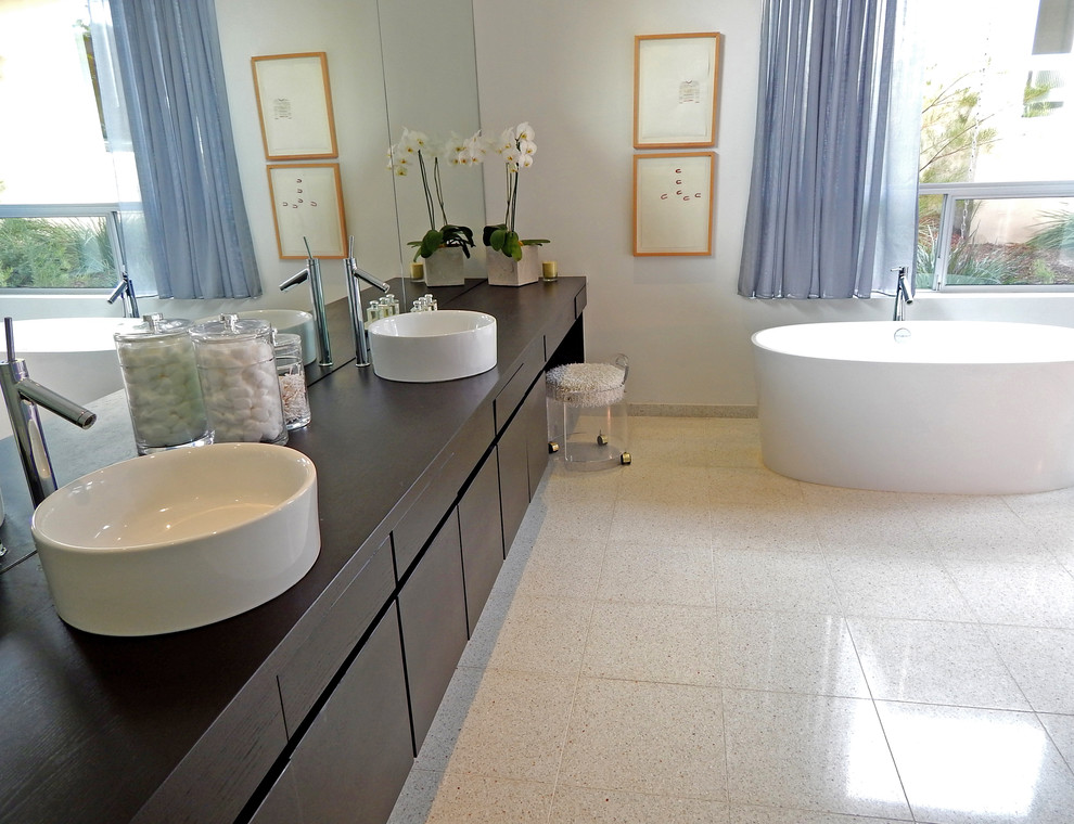 Источник вдохновения для домашнего уюта: большая главная ванная комната в стиле ретро с настольной раковиной, темными деревянными фасадами, отдельно стоящей ванной, душем в нише, белой плиткой, белыми стенами и полом из керамической плитки