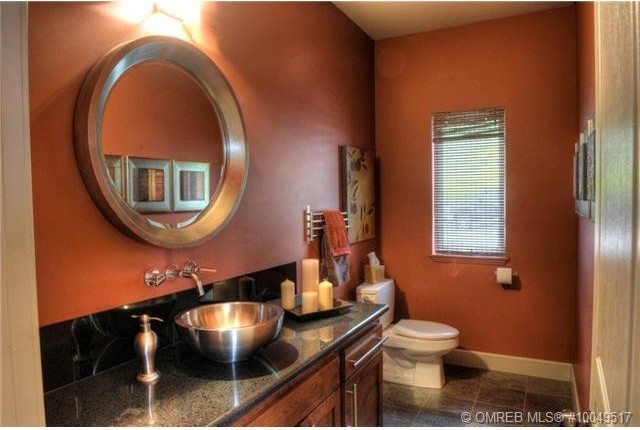 Свежая идея для дизайна: ванная комната в современном стиле с настольной раковиной, фасадами в стиле шейкер, фасадами цвета дерева среднего тона, столешницей из гранита, унитазом-моноблоком, оранжевыми стенами и полом из керамической плитки - отличное фото интерьера