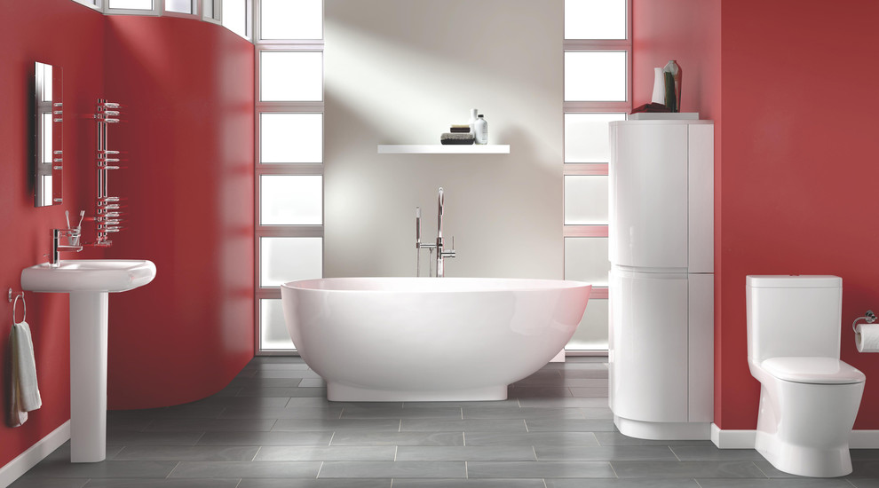 Пример оригинального дизайна: большая ванная комната в современном стиле с подвесной раковиной, плоскими фасадами, белыми фасадами, накладной ванной, красными стенами, полом из линолеума и унитазом-моноблоком
