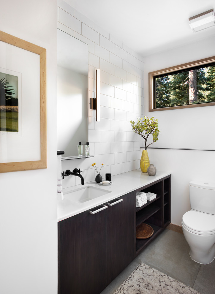 Стильный дизайн: большая ванная комната в современном стиле с плоскими фасадами, темными деревянными фасадами, белой плиткой, белыми стенами, полом из керамогранита, врезной раковиной, столешницей из искусственного камня, унитазом-моноблоком, плиткой кабанчик и душевой кабиной - последний тренд