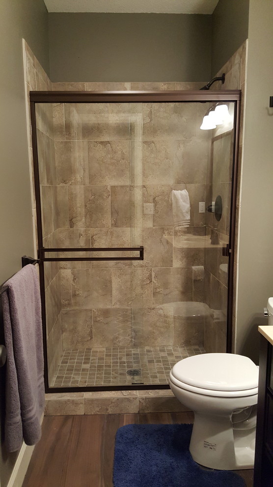 Aménagement d'une salle de bain moderne en bois foncé de taille moyenne avec un carrelage beige, un carrelage marron, un carrelage multicolore, des carreaux de céramique, un mur vert, WC séparés et un lavabo encastré.
