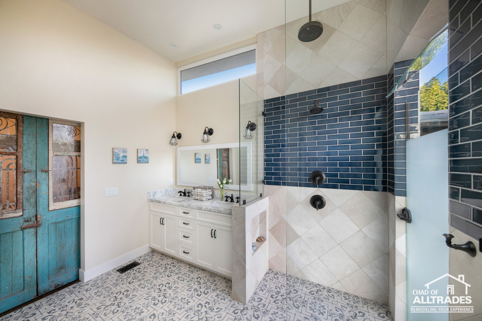 На фото: большая главная ванная комната в морском стиле с фасадами с утопленной филенкой, белыми фасадами, открытым душем, унитазом-моноблоком, разноцветной плиткой, керамической плиткой, белыми стенами, полом из цементной плитки, врезной раковиной, мраморной столешницей, разноцветным полом, открытым душем и серой столешницей