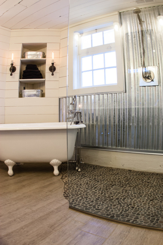 Exempel på ett mellanstort lantligt en-suite badrum, med öppna hyllor, vita skåp, ett badkar med tassar, en toalettstol med separat cisternkåpa, vita väggar, mellanmörkt trägolv, ett avlångt handfat, en öppen dusch och kakel i småsten