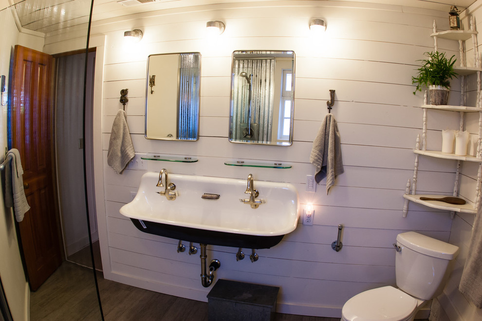 Idéer för att renovera ett mellanstort lantligt en-suite badrum, med öppna hyllor, vita skåp, en dusch i en alkov, en toalettstol med separat cisternkåpa, vita väggar, mellanmörkt trägolv, ett avlångt handfat och ett badkar med tassar