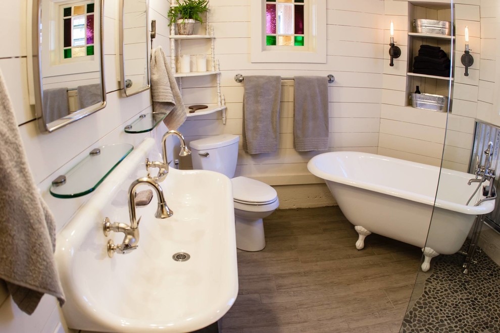 Idéer för ett mellanstort lantligt en-suite badrum, med öppna hyllor, vita skåp, ett badkar med tassar, en toalettstol med separat cisternkåpa, vita väggar, mellanmörkt trägolv, ett avlångt handfat, en öppen dusch och kakel i småsten