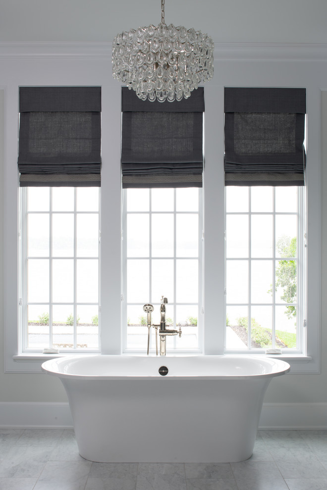 Klassisk inredning av ett mellanstort en-suite badrum, med ett fristående badkar, grå väggar, grått golv och marmorgolv