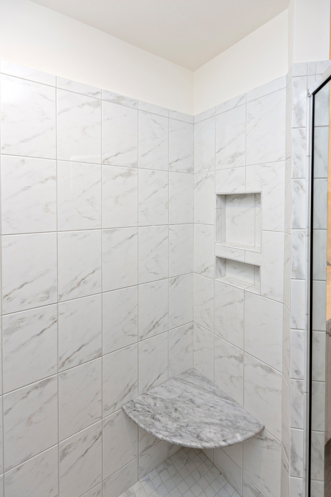 Maritim inredning av ett mellanstort en-suite badrum, med skåp i shakerstil, vita skåp, en hörndusch, beige väggar, mörkt trägolv, ett integrerad handfat, bänkskiva i akrylsten, brunt golv och dusch med gångjärnsdörr