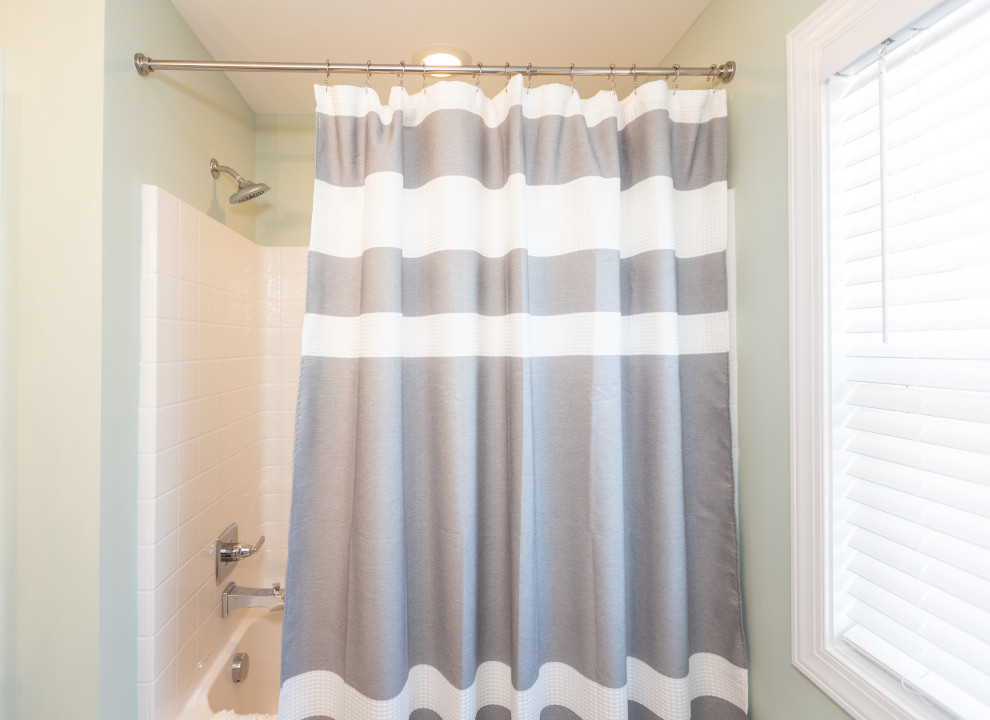 На фото: детская ванная комната среднего размера в морском стиле с фасадами в стиле шейкер, белыми фасадами, угловым душем, раздельным унитазом, синими стенами, полом из ламината, врезной раковиной, столешницей из искусственного кварца, серым полом, душем с распашными дверями и разноцветной столешницей