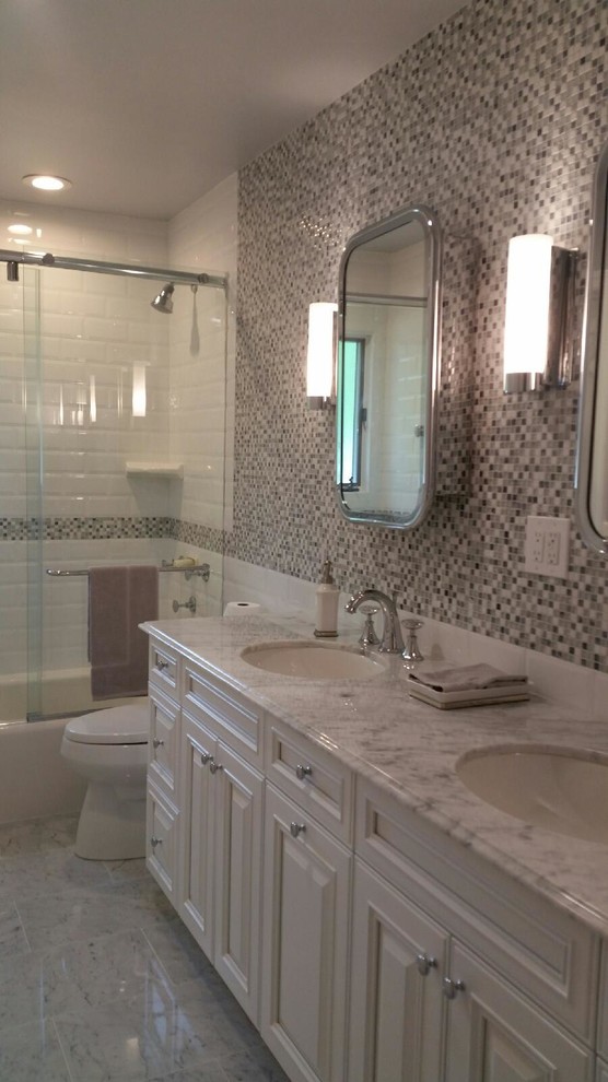 Idées déco pour une salle de bain principale classique de taille moyenne avec un placard avec porte à panneau surélevé, des portes de placard blanches, une baignoire en alcôve, un combiné douche/baignoire, un carrelage noir et blanc, un carrelage gris, mosaïque, un mur multicolore, un sol en marbre, un lavabo encastré, un plan de toilette en marbre, un sol gris et une cabine de douche à porte coulissante.