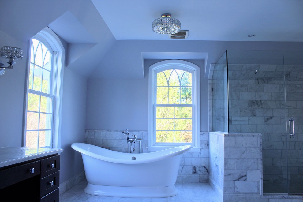 Esempio di una grande stanza da bagno padronale tradizionale con vasca freestanding, pareti grigie, doccia ad angolo, piastrelle bianche, piastrelle di marmo, pavimento in marmo, pavimento bianco e porta doccia a battente