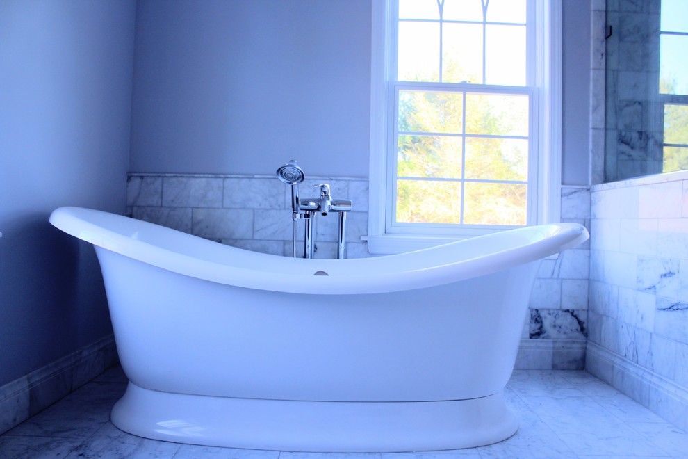 Источник вдохновения для домашнего уюта: большая главная ванная комната в стиле неоклассика (современная классика) с отдельно стоящей ванной, серыми стенами, угловым душем, белой плиткой, мраморной плиткой, мраморным полом, белым полом и душем с распашными дверями