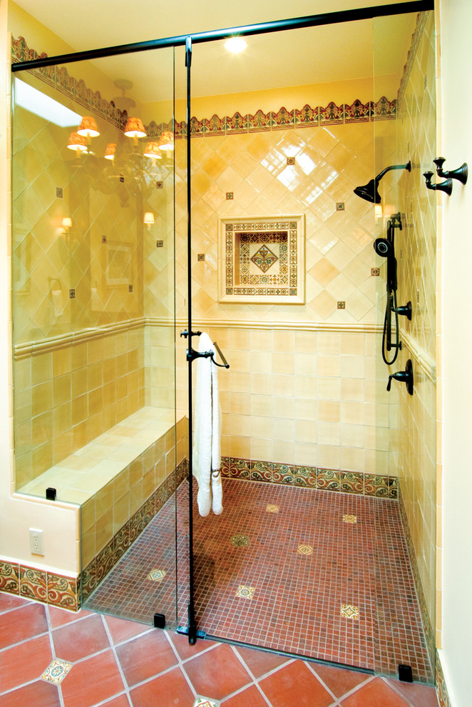 Foto på ett mellanstort medelhavsstil en-suite badrum, med en dubbeldusch, gul kakel, keramikplattor, gula väggar och klinkergolv i terrakotta