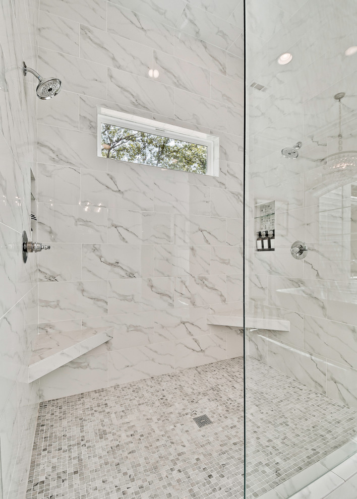 Идея дизайна: главная ванная комната в стиле кантри с фасадами с выступающей филенкой, белыми фасадами, отдельно стоящей ванной, двойным душем, белой плиткой, керамогранитной плиткой, белыми стенами, полом из керамогранита, врезной раковиной, столешницей из кварцита, белым полом, душем с распашными дверями, белой столешницей, сиденьем для душа, тумбой под две раковины, встроенной тумбой и панелями на стенах