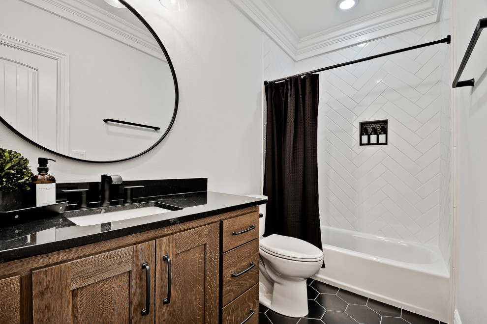 Foto på ett amerikanskt svart badrum, med luckor med upphöjd panel, bruna skåp, ett badkar i en alkov, en dubbeldusch, vit kakel, porslinskakel, vita väggar, klinkergolv i porslin, ett undermonterad handfat, granitbänkskiva, svart golv och dusch med duschdraperi