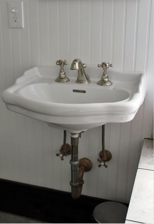 Стильный дизайн: ванная комната среднего размера в стиле лофт с открытыми фасадами, ванной на ножках, душем над ванной, раздельным унитазом, белой плиткой, плиткой кабанчик, белыми стенами, полом из керамической плитки, душевой кабиной, консольной раковиной, мраморной столешницей, черным полом и шторкой для ванной - последний тренд