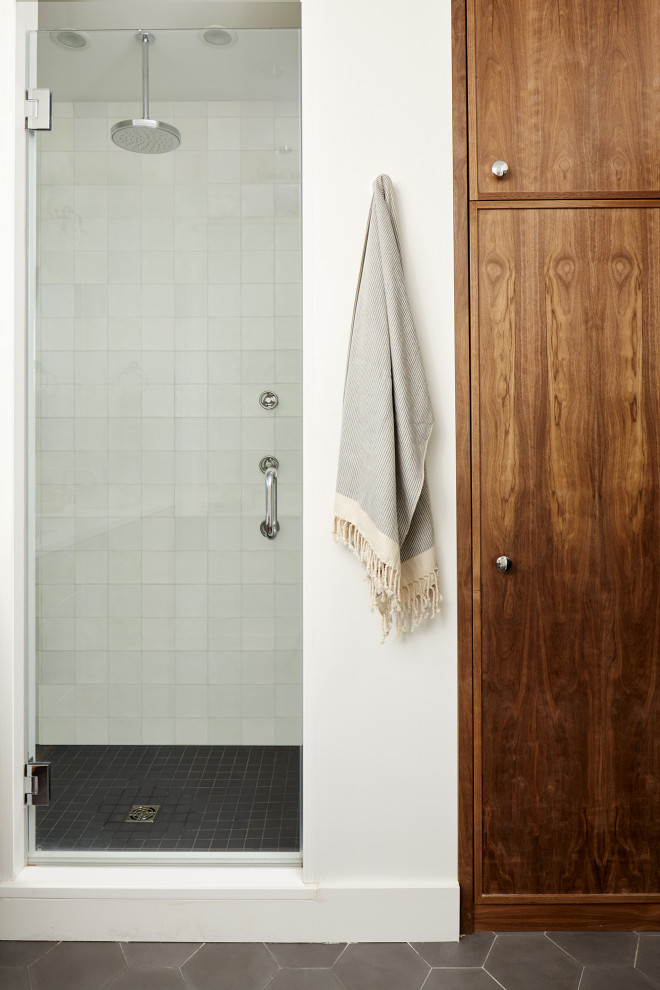 Cette image montre une douche en alcôve principale design de taille moyenne avec un carrelage vert, des carreaux de céramique, un mur blanc, carreaux de ciment au sol, un sol gris et une cabine de douche à porte battante.