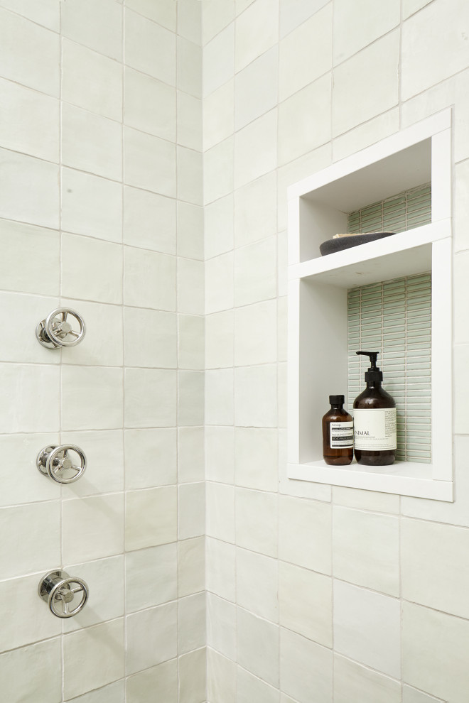 Idee per una stanza da bagno padronale design di medie dimensioni con doccia alcova, piastrelle verdi, piastrelle in ceramica, pavimento in gres porcellanato, pavimento grigio e porta doccia a battente