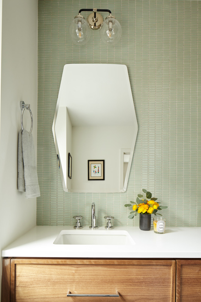Inspiration för mellanstora moderna vitt en-suite badrum, med skåp i shakerstil, bruna skåp, en dusch i en alkov, en toalettstol med hel cisternkåpa, grön kakel, keramikplattor, vita väggar, cementgolv, ett undermonterad handfat, bänkskiva i kvarts, grått golv och dusch med gångjärnsdörr