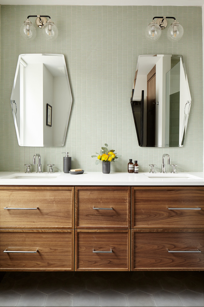 Idéer för ett mellanstort modernt vit en-suite badrum, med skåp i shakerstil, bruna skåp, grön kakel, keramikplattor, vita väggar, cementgolv, ett undermonterad handfat, bänkskiva i kvarts och grått golv