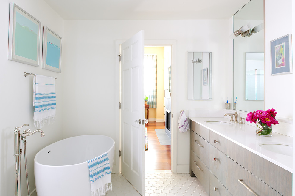 Idéer för att renovera ett mellanstort vintage vit vitt en-suite badrum, med släta luckor, grå skåp, ett fristående badkar, en hörndusch, vit kakel, keramikplattor, klinkergolv i keramik, ett undermonterad handfat, bänkskiva i kvarts, vitt golv och dusch med gångjärnsdörr