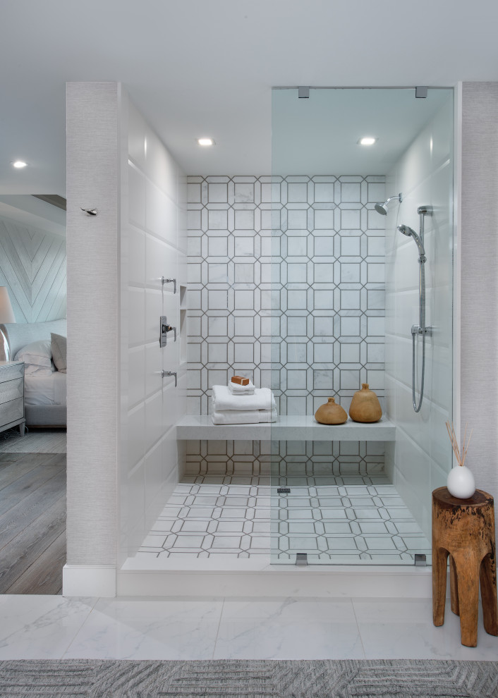Стильный дизайн: ванная комната в морском стиле с белым полом - последний тренд