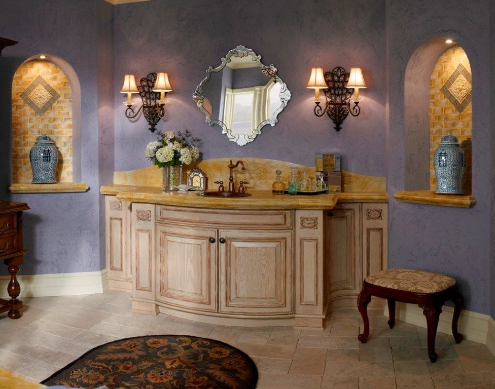 Aménagement d'une grande salle de bain principale rétro en bois clair avec un carrelage beige, des carreaux de céramique, un mur violet et un sol en carrelage de céramique.