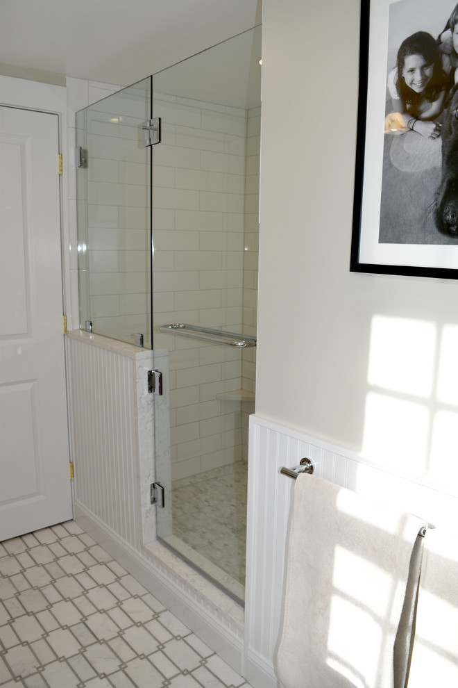 Свежая идея для дизайна: большая главная ванная комната в морском стиле с плоскими фасадами, бежевыми фасадами, открытым душем, белой плиткой, плиткой кабанчик, бежевыми стенами, мраморным полом, врезной раковиной, столешницей из искусственного кварца, белым полом и душем с распашными дверями - отличное фото интерьера