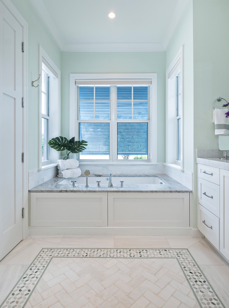 Стильный дизайн: большая главная ванная комната с фасадами в стиле шейкер, белыми фасадами, полновстраиваемой ванной, зелеными стенами, мраморным полом, мраморной столешницей и желтым полом - последний тренд