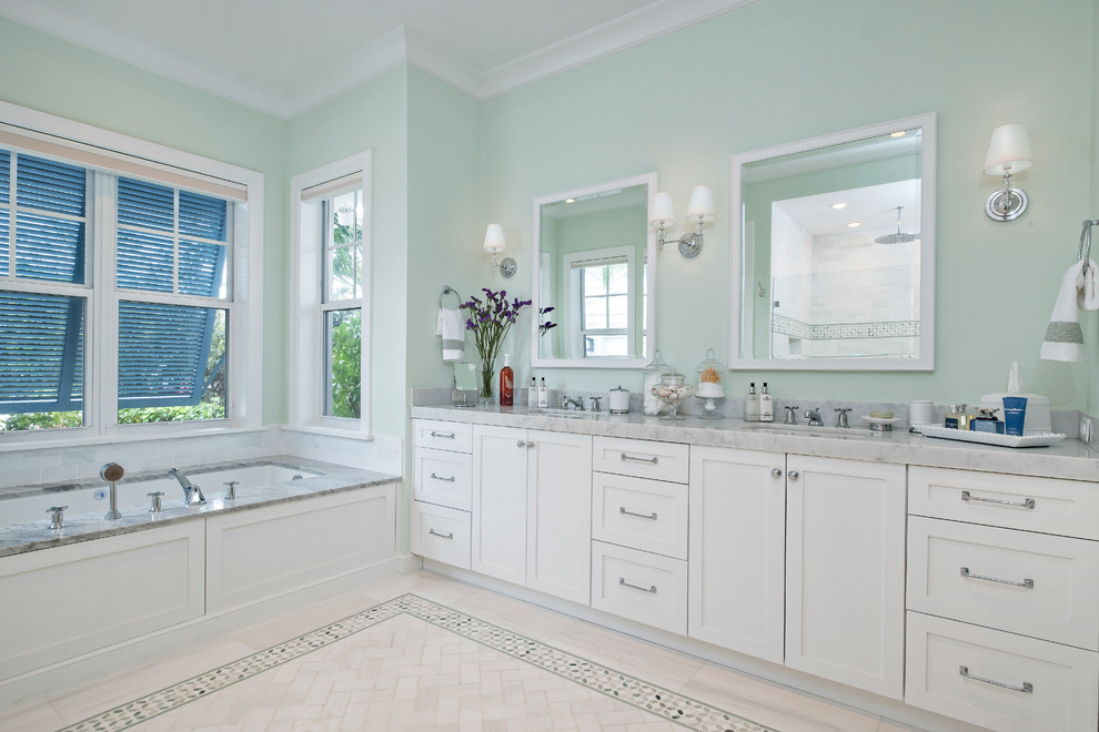 Пример оригинального дизайна: большая главная ванная комната в стиле неоклассика (современная классика) с фасадами в стиле шейкер, белыми фасадами, полновстраиваемой ванной, зелеными стенами, мраморным полом, мраморной столешницей и желтым полом