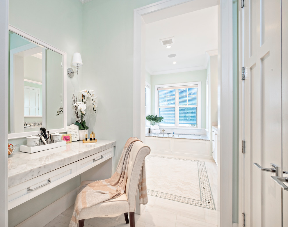 Inspiration för stora klassiska en-suite badrum, med skåp i shakerstil, vita skåp, ett undermonterat badkar, gröna väggar, marmorgolv, marmorbänkskiva och gult golv