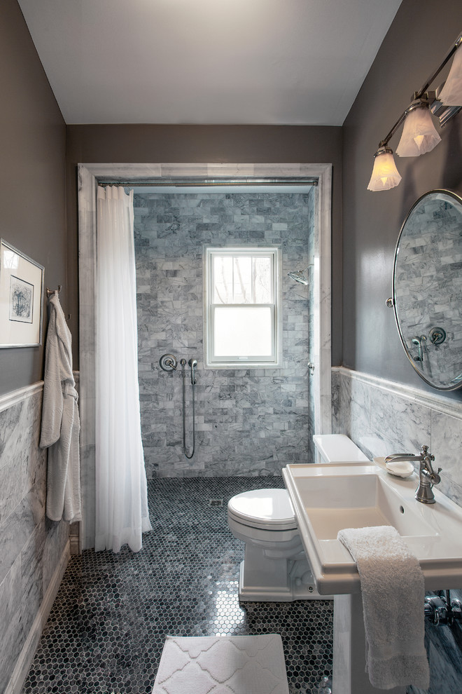 Inspiration för ett mellanstort vintage badrum med dusch, med en dusch i en alkov, en toalettstol med separat cisternkåpa, grå kakel, grå väggar, marmorgolv, ett piedestal handfat och stenhäll