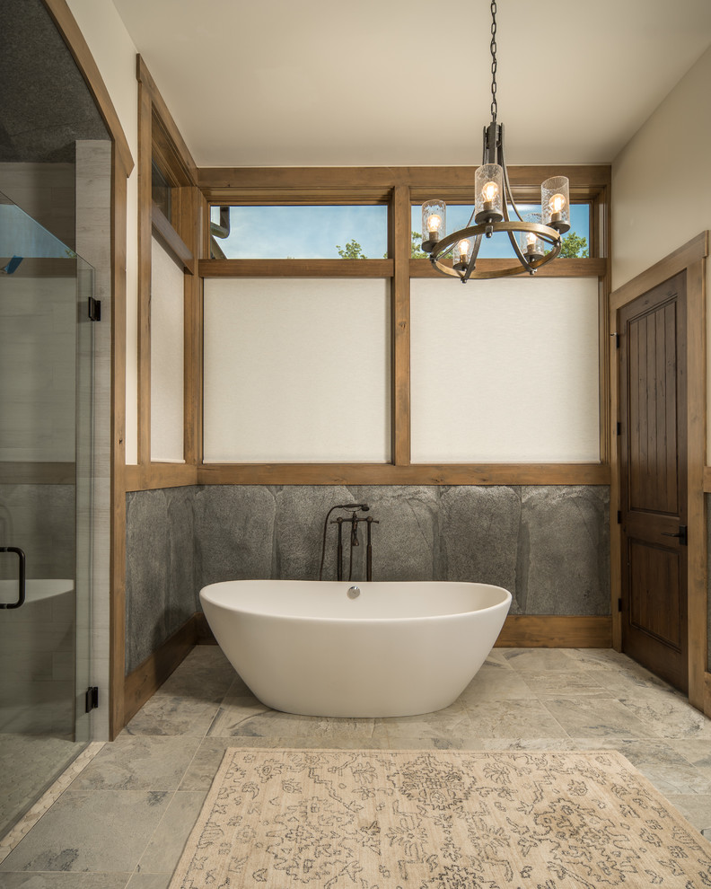 Пример оригинального дизайна: большая главная ванная комната в стиле рустика с отдельно стоящей ванной, серой плиткой, плиткой из сланца, бежевыми стенами, полом из сланца и бежевым полом
