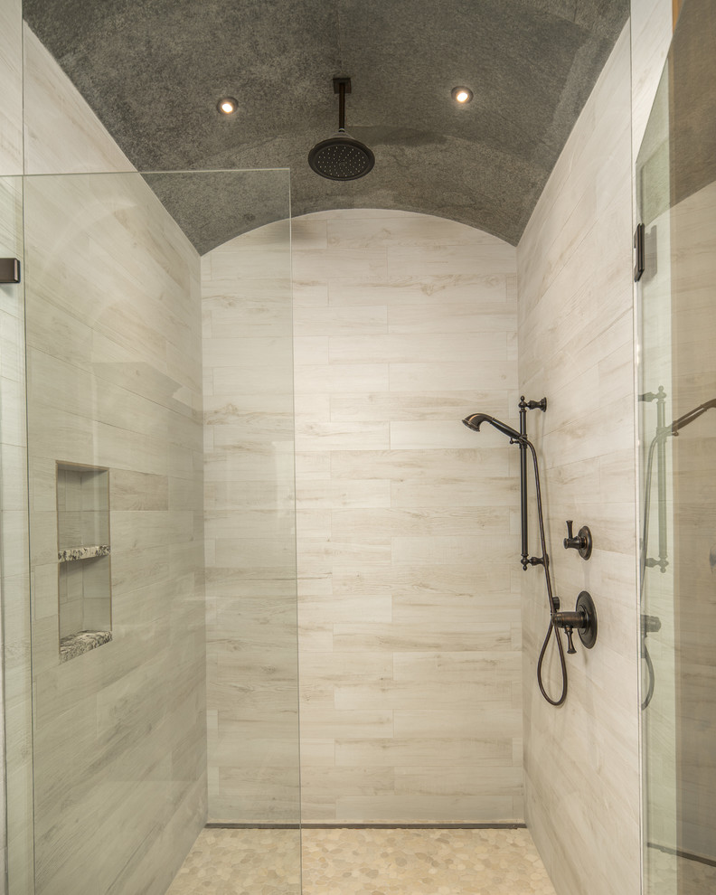Bild på ett stort rustikt en-suite badrum, med ett fristående badkar, en dusch i en alkov, grå kakel, skifferkakel, beige väggar, skiffergolv, beiget golv och dusch med gångjärnsdörr