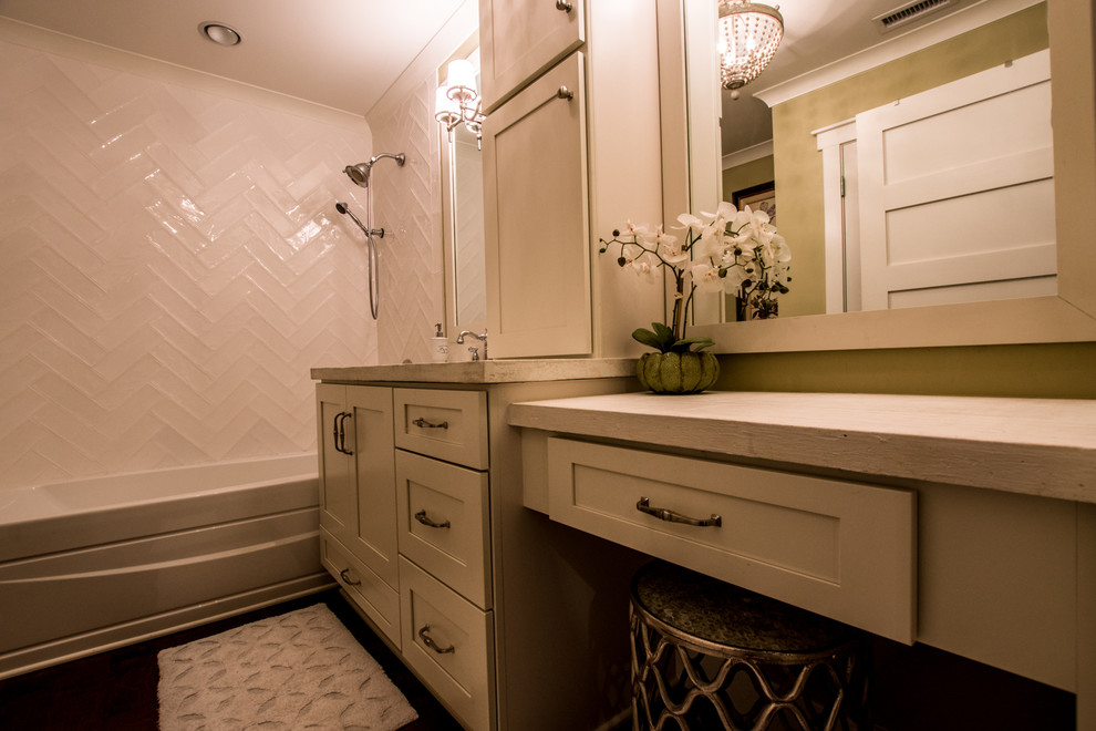 Стильный дизайн: маленькая главная ванная комната в классическом стиле с белыми фасадами, ванной в нише, душем над ванной, раздельным унитазом, белой плиткой, паркетным полом среднего тона, врезной раковиной, столешницей из бетона, коричневым полом, фасадами в стиле шейкер, керамической плиткой, зелеными стенами и шторкой для ванной для на участке и в саду - последний тренд