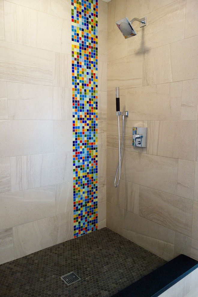 Foto di una grande stanza da bagno padronale minimalista con doccia aperta, piastrelle multicolore, piastrelle di vetro, pareti beige e pavimento con piastrelle a mosaico