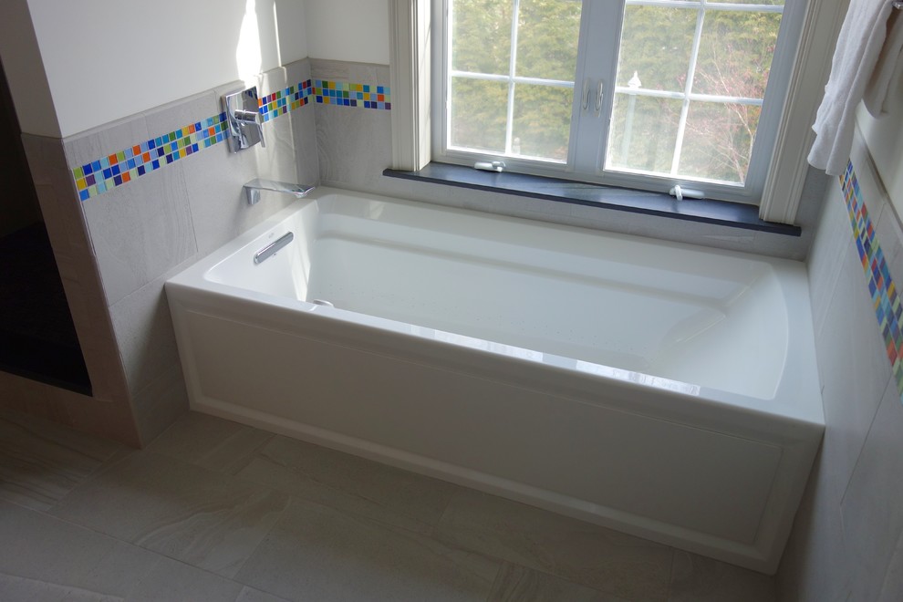 Источник вдохновения для домашнего уюта: большая главная ванная комната в стиле модернизм с открытым душем, разноцветной плиткой, стеклянной плиткой, бежевыми стенами и полом из мозаичной плитки
