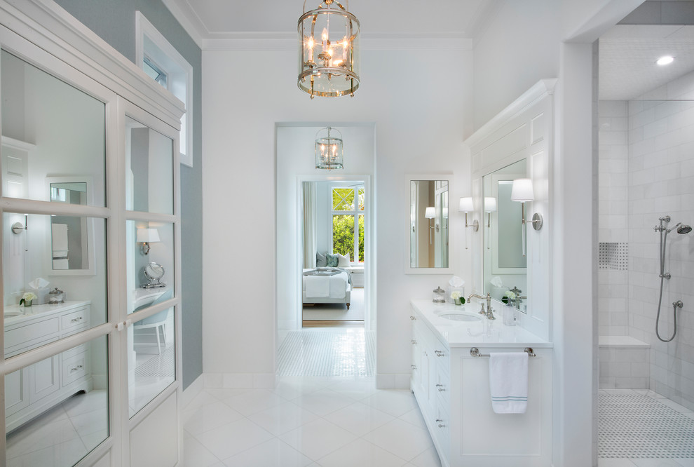 На фото: ванная комната в морском стиле с белой плиткой и белой столешницей