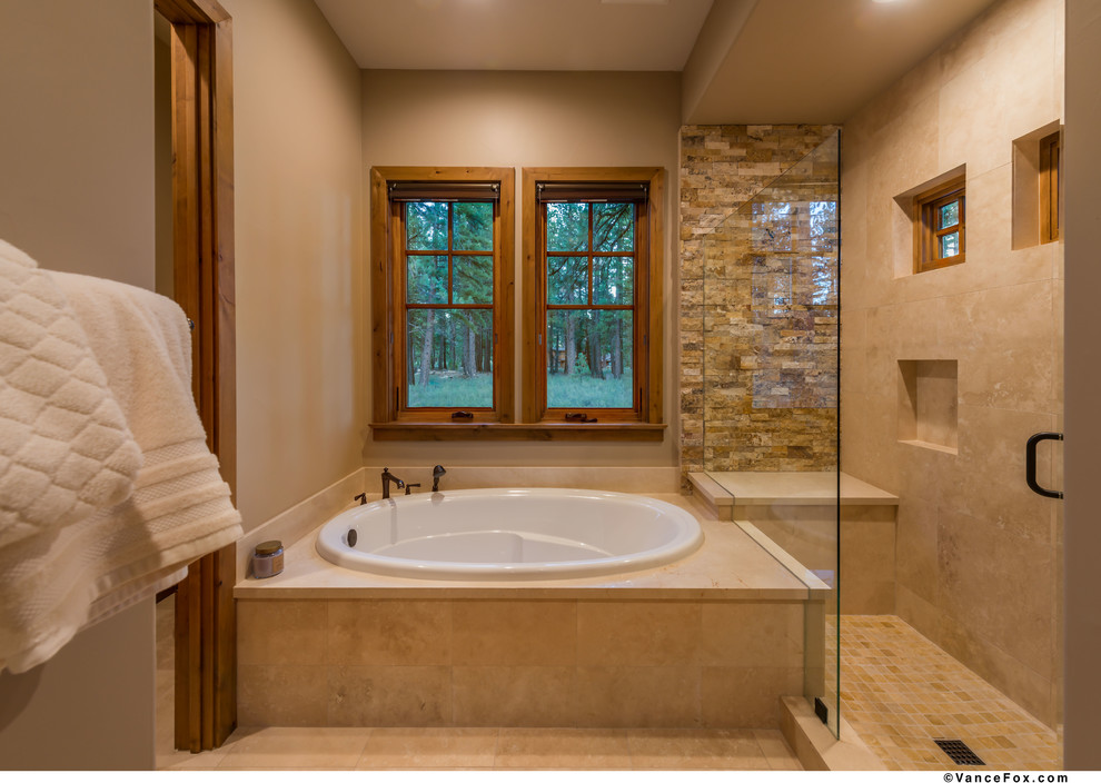 Idee per una stanza da bagno rustica di medie dimensioni con vasca da incasso, doccia ad angolo, piastrelle beige e pavimento in travertino