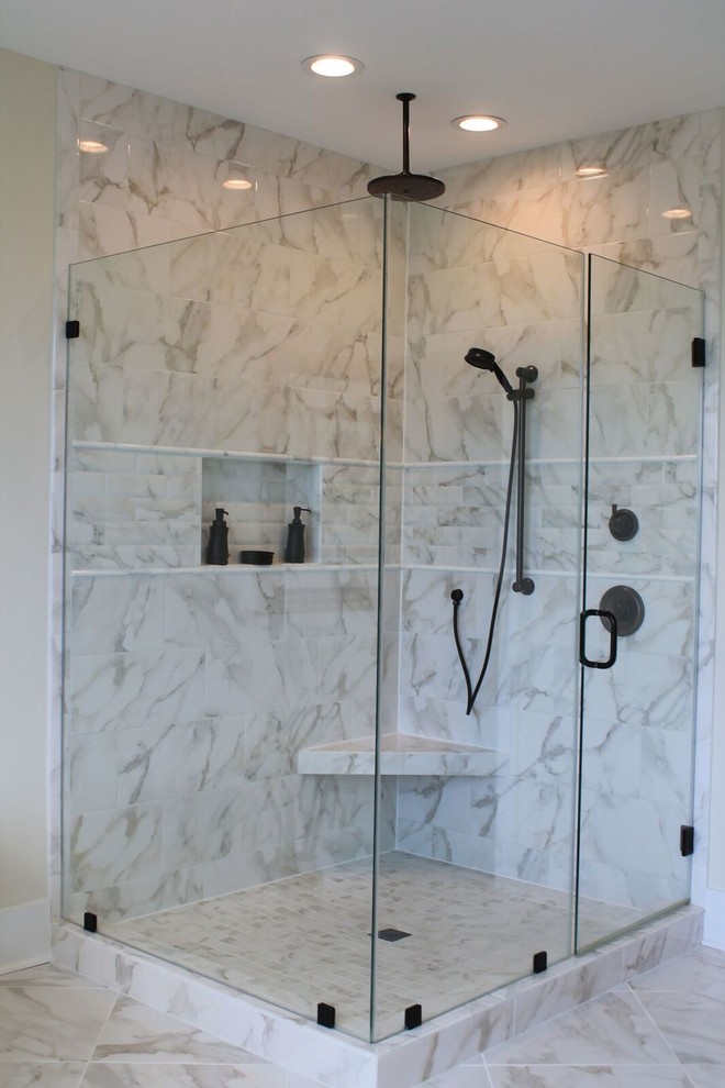 Idee per una grande stanza da bagno padronale minimal con doccia ad angolo, piastrelle grigie, piastrelle bianche, piastrelle di marmo, pareti beige, pavimento in marmo, pavimento bianco e porta doccia a battente