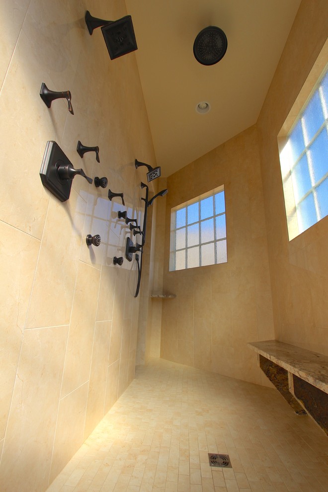 ナッシュビルにあるラグジュアリーな巨大なトラディショナルスタイルのおしゃれなマスターバスルーム (アンダーカウンター洗面器、レイズドパネル扉のキャビネット、ベージュのキャビネット、御影石の洗面台、ドロップイン型浴槽、ダブルシャワー、分離型トイレ、ベージュのタイル、セラミックタイル、黄色い壁、セラミックタイルの床) の写真
