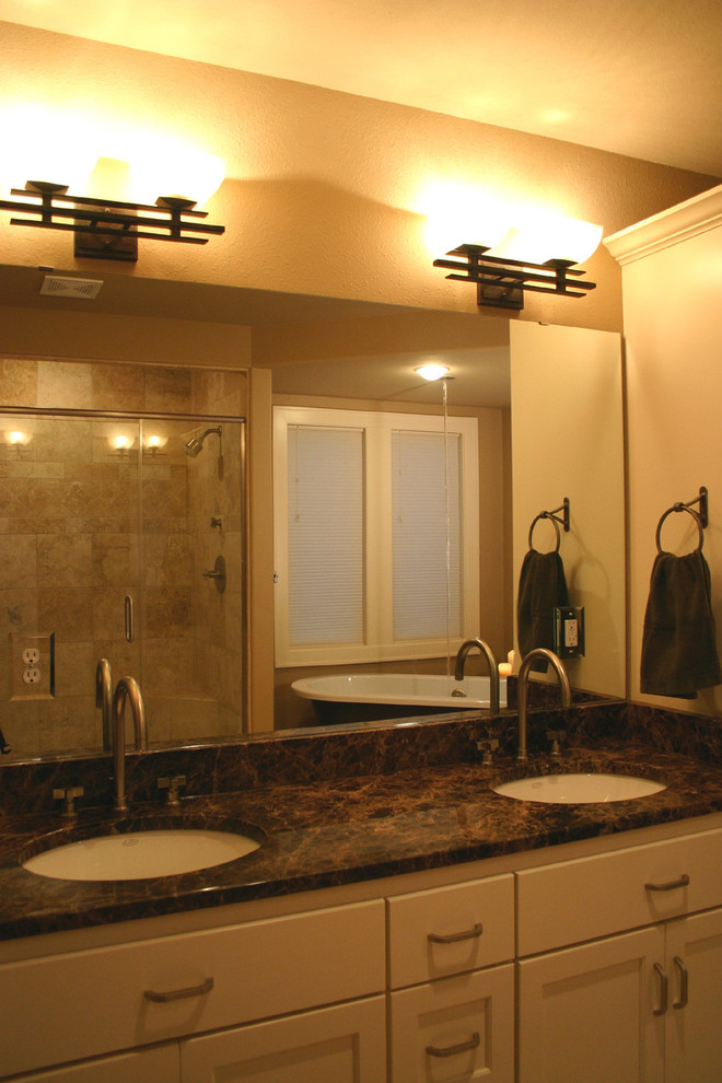 Bild på ett mellanstort vintage en-suite badrum, med ett undermonterad handfat, luckor med infälld panel, vita skåp, granitbänkskiva, ett fristående badkar, en dusch i en alkov, beige väggar och stenkakel