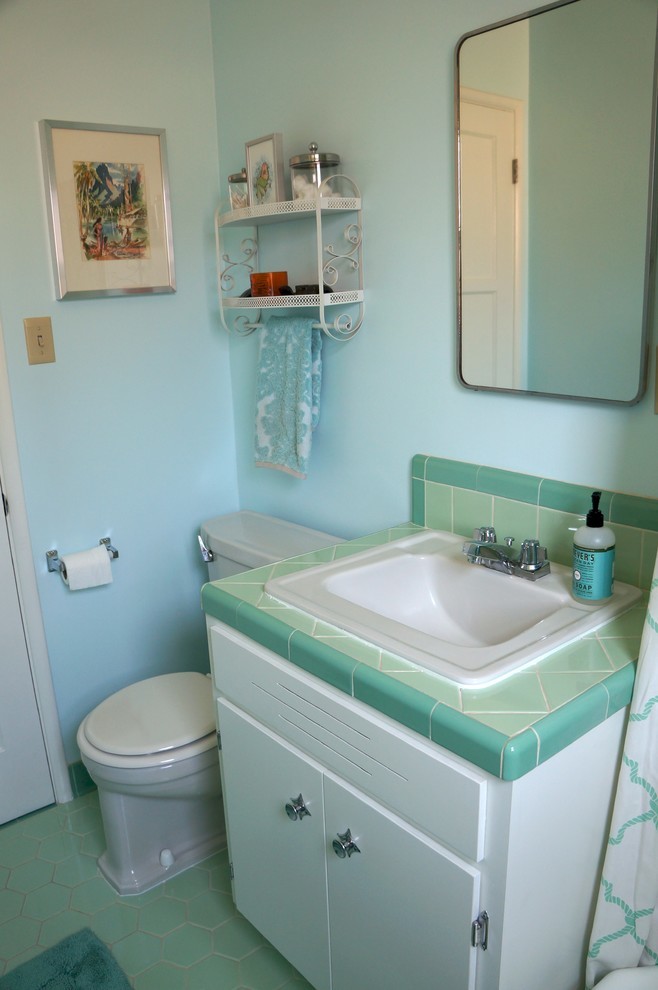 Rustikales Badezimmer mit blauer Wandfarbe, Porzellan-Bodenfliesen, Einbauwaschbecken und grünem Boden in Los Angeles