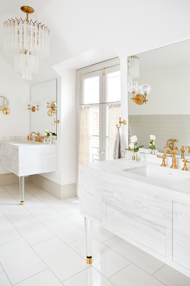 На фото: главная ванная комната в стиле неоклассика (современная классика) с белыми стенами, врезной раковиной, белым полом, белой столешницей, окном и плоскими фасадами с