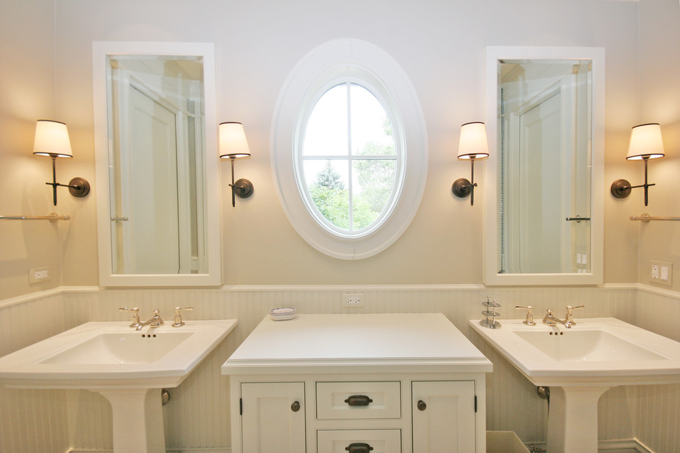 Esempio di una stanza da bagno padronale chic di medie dimensioni con lavabo a colonna, consolle stile comò, ante bianche, top in legno e pareti beige