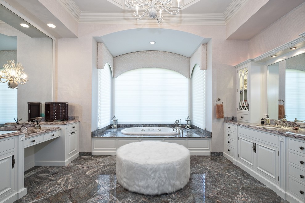 Пример оригинального дизайна: главная ванная комната в средиземноморском стиле с фасадами с выступающей филенкой, белыми фасадами, накладной ванной, бежевыми стенами, врезной раковиной, серым полом, разноцветной столешницей и зеркалом с подсветкой